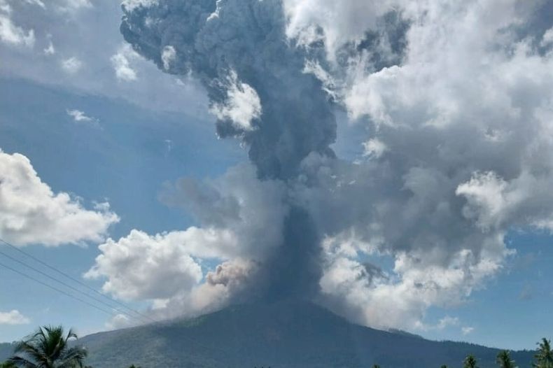 En esta imagen proporcionada por la Agencia Geológica (Badan Geologi) del Ministerio indonesio de Energía y Recursos Minerales, el monte Lewotobi Laki-Laki expulsa material volcánico durante una erupción en el este de Flores, Indonesia, el miércoles 15 de octubre de 2025. (Badan Geologi via AP)