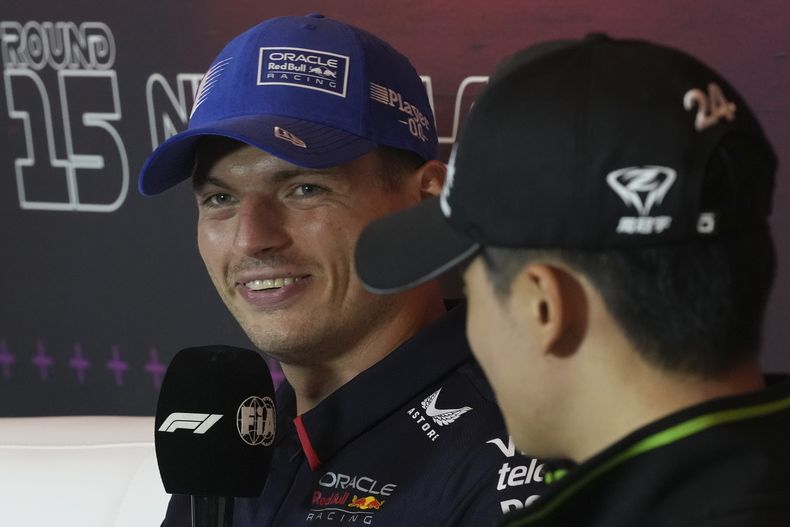 El holandés Max Verstappen de la escudería Red Bull y Zhou Guanyu de Sauber durante la conferencia de prensa previo al Gran Premio de Holanda el jueves 22 de agosto del 2024. (AP Foto/Peter Dejong)
