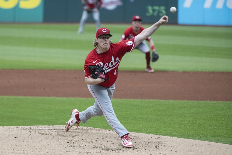 Andrew Abbott, abridor de los Rojos de Cincinnati, lanza en el juego del martes 10 de junio de 2025, ante los Guardianes de Cleveland (AP Foto/Phil Long)