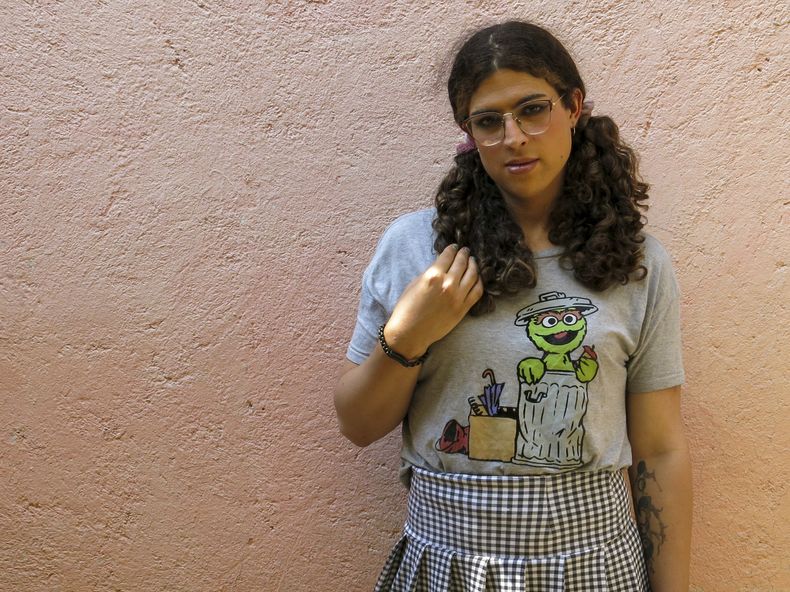 La cineasta mexicana Camilia D. Aurora, directora y protagonista del cortometraje Johanne Sacreblu, posa para una fotografía durante una entrevista en la Ciudad de México, el jueves 27 de febrero de 2025. (AP Photo/Berenice Bautista)