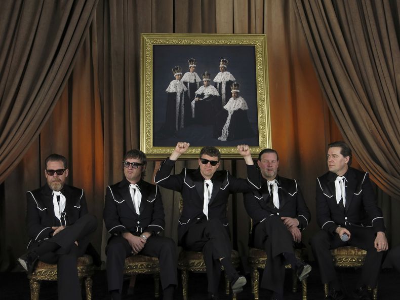 Niklas Almqvist, alias Nicholaus Arson, centro, de la banda de rock sueca The Hives reacciona durante una conferencia de presna para develar la portuada de su álbum The Hives Forever Forever The Hives en la Ciudad de México el martes 1 de abril de 2025. De izquierda a derecha los miembros de la banda Mikael Karlsson, alias Vigilante Carlstroem, Johan Gustafsson, alias The Johan and Only, Christian Grahn, alias Chris Dangerous, y Per Almqvist, alias Howlin Pelle Almqvist. (Foto AP/Berenice Bautista)