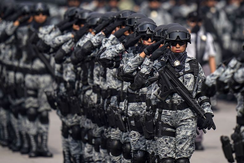 La Guardia Nacional participa en un desfile militar del Día de la Independencia en el Zócalo, la plaza principal en Ciudad de México, el lunes 16 de septiembre de 2024. (AP Foto/Félix Márquez)