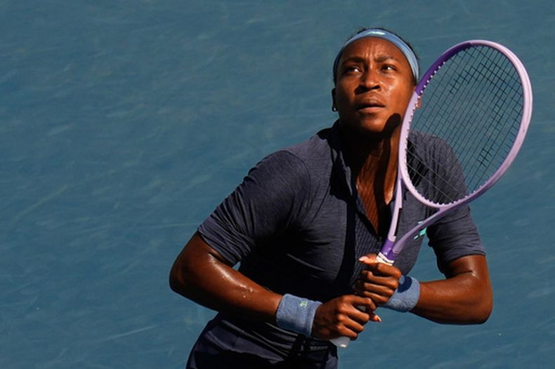 Coco Gauff, de Estados Unidos, observa una pelota de devolución hacia su compatriota Kayla Day durante un partido de tenis del Abierto de Canadá en Toronto el miércoles 5 de agosto de 2026. (Chris Young/The Canadian Press vía AP)