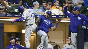 El cubano Miguel Vargas celebra tras conectar un jonrón de dos carreras en el juego del martes 9 de mayo de 2023, ante los Cerveceros de Milwaukee (AP Foto/Morry Gash)