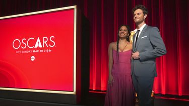 Zazie Beetz, izquierda, y Jack Quaid posan después de anunciar los nominados a la 96a entrega de los Premios de la Academia el martes 23, de enero de 2024, en el Teatro Samuel Goldwyn en Beverly Hills, California. La 96a entrega de los Premios de la Academia se realizará el 10 de marzo de 2024, en Los Angeles. (Foto Jordan Strauss/Invision/AP)