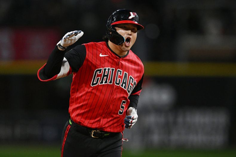 El japonés Munetaka Murakami, de los Medias Blancas de Chicago, celebra mientras corre las bases después de batear un jonrón solitario durante la primera entrada del juego de béisbol de Grandes Ligas contra los Rockies de Colorado, el viernes 25 de septiembre de 2026, en Chicago. (AP Foto/Paul Beaty)