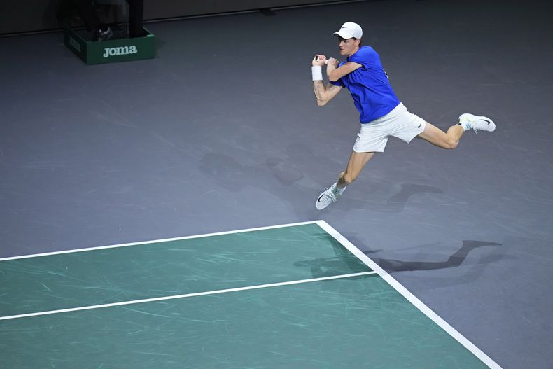 El italiano Jannik Sinner devuelve ante el australiano Alex de Miñaur en la final de la Copa Davis, el domingo 26 de noviembre de 2023. (AP Foto/Manu Fernández)