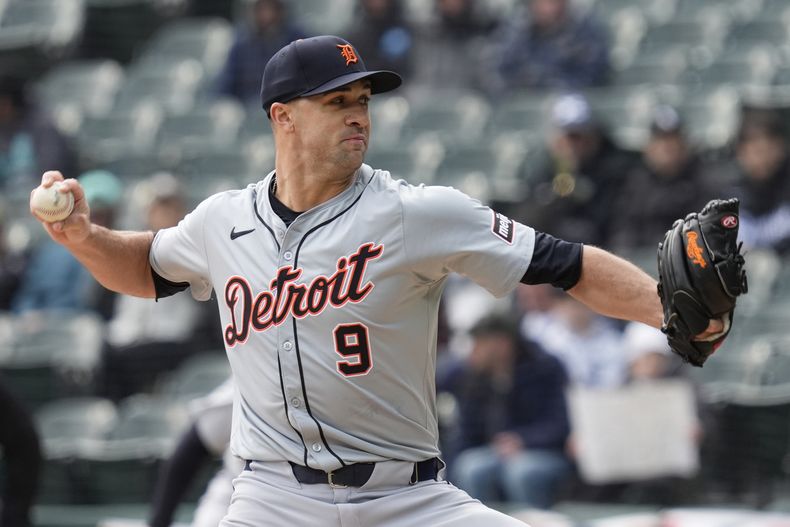 El abridor de los Tigres de Detroit, Jack Flaherty, lanza frente a los Medias Blancas de Chicago durante la primera entrada del juego de béisbol, el domingo 31 de marzo de 2024, en Chicago. (AP Foto/Nam Y. Huh)