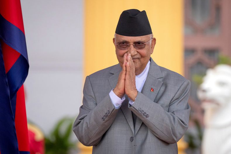 ARCHIVO - El entonces recién elegido primer ministro Khadga Prasad Oli saluda tras prestar juramento en la residencia presidencial, el 15 de julio de 2024, en Katmandú, Nepal. (AP Foto /Niranjan Shrestha, archivo)