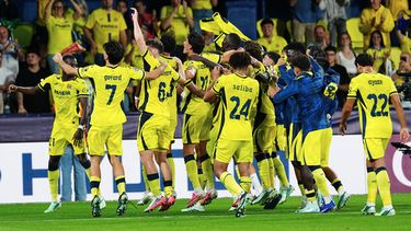 Los jugadores del Villarreal celebran al final del partido de fútbol de la fase de liga de la Liga de Campeones entre el Villarreal y el Nápoles, en Villarreal, España, el martes 13 de octubre de 2026. (Foto AP/Alberto Saiz)