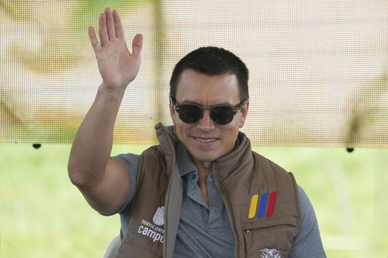 ARCHIVO - El presidente de Ecuador Daniel Noboa saluda al llegar a Poalo, en Ecuador, el 21 de marzo de 2024. Noboa envió el viernes 20 de septiembre de 2024 a la Corte Constitucional un proyecto de reforma parcial a la Constitución para que el estado deje de financiar a las organizaciones políticas y la propaganda electoral. (AP Foto/Dolores Ochoa, Archivo)