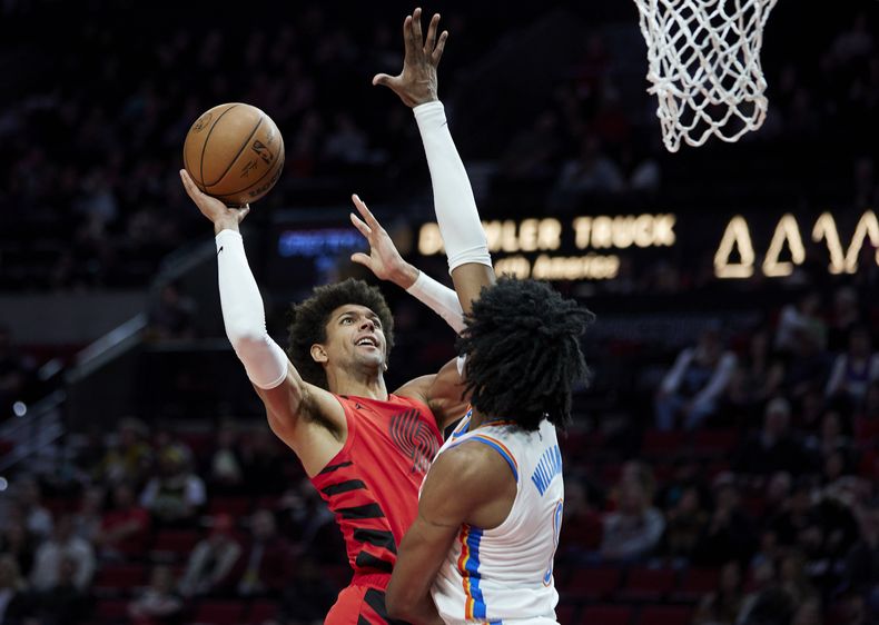 Archivo - El escolta de los Trail Blazers de Portland Matisse THYBULLE (izquierda) lanza sobre el alero Jalen Williams del Oklahoma City Thunder durante un juego en Portland. Marzo 26 de 2023. (AP Foto/Craig Mitchelldyer, Archivo)