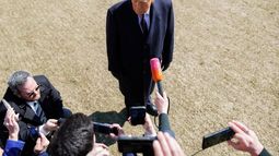 El presidente Donald Trump habla con reporteros antes de abordar el helicóptero presidencial desde la Casa Blanca, el viernes 27 de febrero de 2026, en Washington. (AP Foto/Tom Brenner)