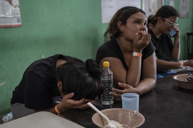 Yeneska García, migrante venezolana, llora con la cabeza entre las manos mientras come en el albergue Oasis de Paz del Espíritu Santo Amparito en Villahermosa, México, viernes 7 de junio de 2024. (AP Foto/Félix Márquez)