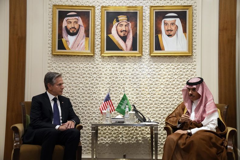 El secretario de Estado de Estados Unidos, Antony Blinken, a la izquierda, se reúne con el ministro saudí de Exteriores, el príncipe Faisal bin Farhan, en el Ministerio de Asuntos Exteriores en Riad, Arabia Saudí, el sábado 14 de octubre de 2023. (AP Foto/Jacquelyn Martin, Pool)