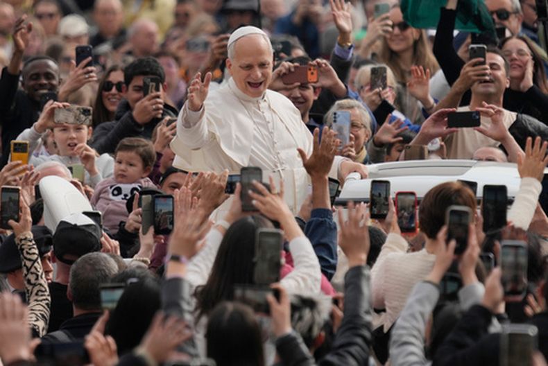 El papa León XIV saluda a su llegada a la Plaza de San Pedro para su audiencia general semanal, el miércoles 11 de marzo de 2026, en el Vaticano. (AP Foto/Gregorio Borgia)