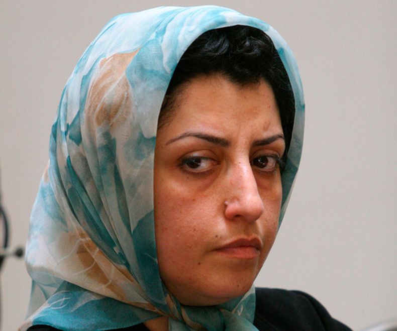 ARCHIVO – La prominente activista iraní de derechos humanos Narges Mohammadi asiste a una reunión sobre derechos de las mujeres en Teherán, Irán, el 27 de agosto de 2007. (AP Foto/Vahid Salemi, Archivo)