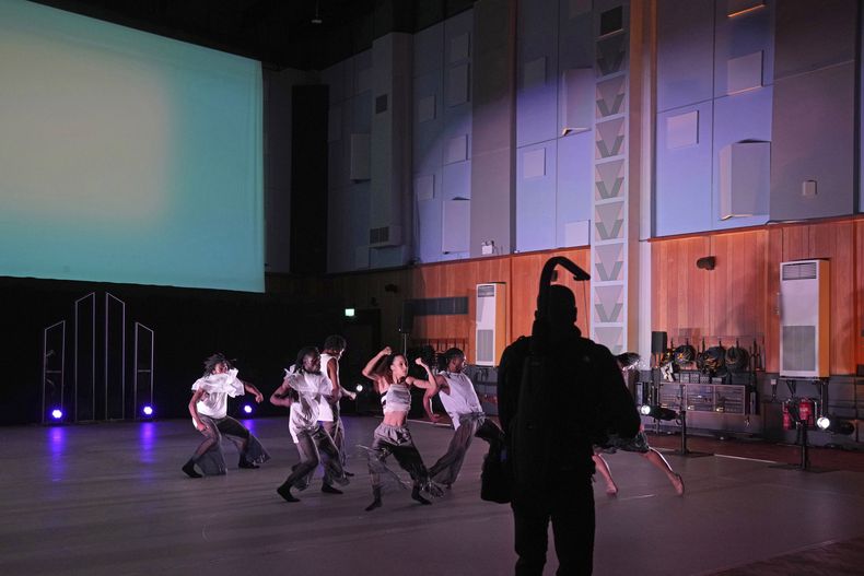 Bailarines ensayan en el Studio One de Abbey Road en Londres el jueves 27 de marzo de 2025. (Foto AP/Kin Cheung)