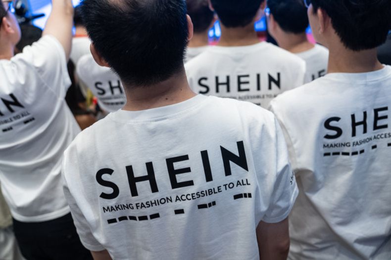 El logo de la empresa de fast-fashion Shein, en camisetas durante el acto de salida a bolsa de la firma, en Hong Kong, el 1 de septiembre de 2026. (AP Foto/Chan Long Hei)