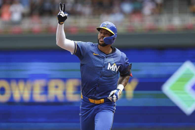 El puertorriqueño de los Mellizos de Minnesota, Carlos Correa avanza hacia la tercera base luego de impactar un cuadrangular durante la cuarta entrada del primer juego de la doble jornada ante los Atléticos de Oakland, el domingo 16 de junio de 2024, en Mineápolis. (AP Foto/Stacy Bengs)