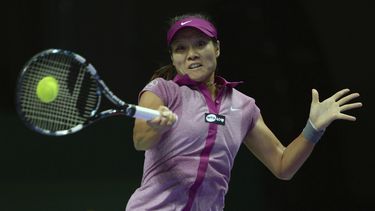 americateve | La china Li Na devuelve una pelota a la italiana Sara Errani durante su partido de tenis en el Campeonato de la WTA en Estambul, Turqu&iacute;a, el mi&eacute;rcoles 23 de octubre de 2013.Na gan&oacute; con parciales de 6-3, 7-6 (5).(AP Foto)