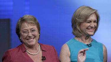 americateve | Las candidatas presidenciales chilenas Michelle Bachelet, izquierda, y Evelyn Matthei, derecha, sonr&iacute;en antes de que comience un debate en una televisora de Santiago, el martes 29 de octubre de 2013. Los chilenos consideran m&aacute;s grave tirar b