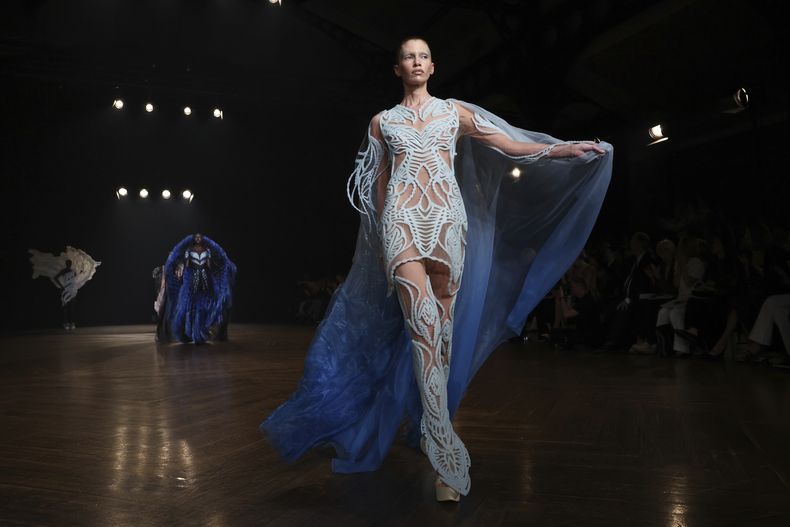 Una modelo luce una creación de la colección de Alta Costura Otoño-Invierno 2025/26 de Iris van Herpen presentada el lunes 7 de julio de 2025 en París. (Foto AP/Tom Nicholson)