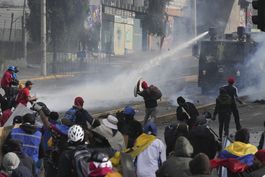 Turba ataca convoy militar en Ecuador; agentes heridos