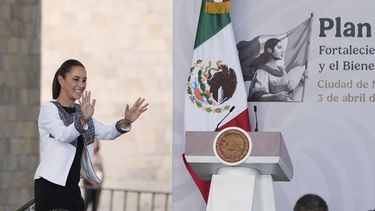 ARCHIVO - La presidenta mexicana Claudia Sheinbaum saluda a su llegada a un evento con dirigentes empresariales en el Museo de Antropología en Ciudad de México, jueves 3 de abril de 2025. (AP Foto/Fernando Llano, Archivo)