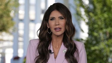 La secretaria de Seguridad Nacional, Kristi Noem, habla durante una entrevista televisiva en la Casa Blanca, el martes 26 de agosto de 2025, en Washington. (AP Foto/Alex Brandon)