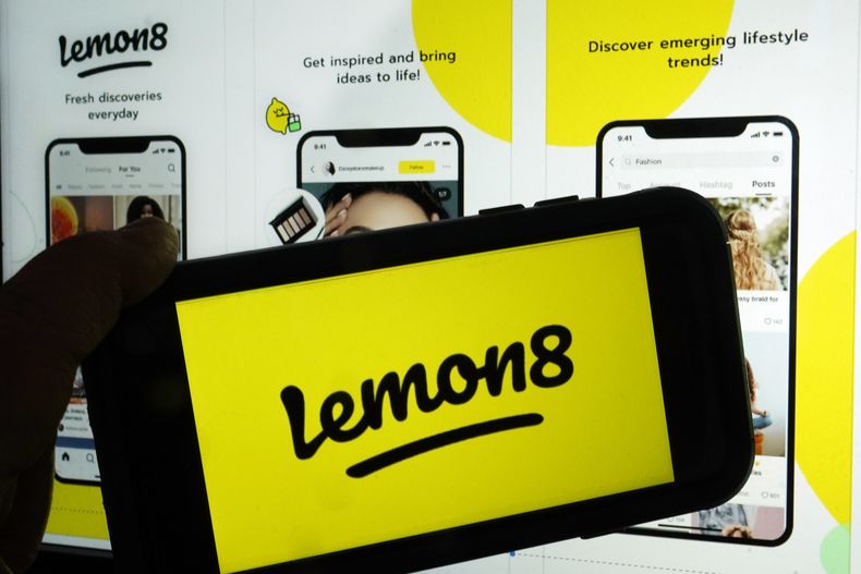 ARCHIVO – En la imagen, el logotipo y la página de aplicación de la red social Lemon8, en Nueva York, el miércoles 5 de abril de 2023. (AP Foto/Richard Drew, Archivo)