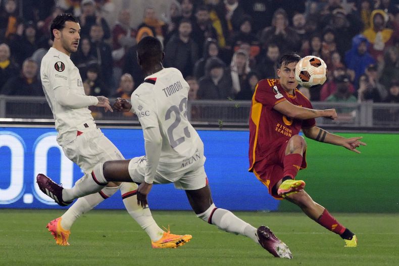 El argentino de la Roma Paulo Dybala, a la derecha, anota el segundo gol de su equipo durante el partido de vuelta por los cuartos de final de la Liga de Europa ante el AC Milan, el jueves 18 de abril de 2024, en Roma. (Fabrizio Corradetti/LaPresse vía AP)
