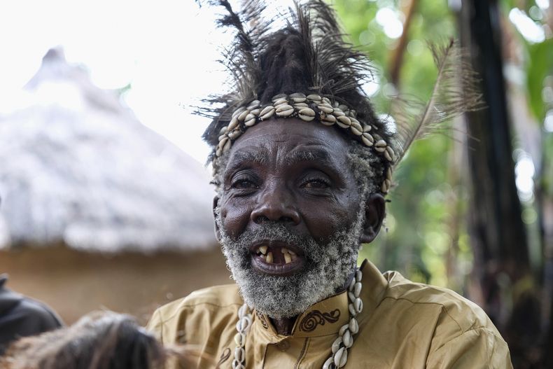 El curandero Atukung Tafala habla durante una entrevista con The Associated Press ante su santuario con forma de iglú en Kampala, Uganda, el sábado 21 de junio de 2025. (AP Foto/Hajarah Nalwadda)