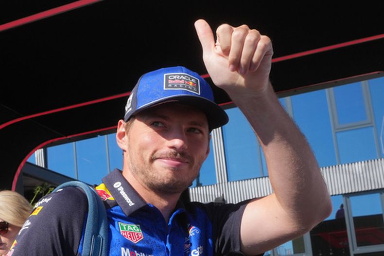 El piloto de Red Bull, el neerlandés Max Verstappen, saluda con el dedo pulgar hacia arriba a los aficionados al llegar al paddock antes de la primera sesión de práctica libre previa al Gran Premio de Italia del domingo, en el Autódromo de Monza, Italia, el viernes 4 de septiembre de 2026. (Foto AP/Luca Bruno)