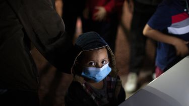 Un niño espera a responder preguntas de un agente de la Patrulla Fronteriza de Estados Unidos en un centro de acogida después de cruzar el río Bravo (Grande) en una balsa inflable, el 24 de marzo de 2021, en Roma, Texas. (AP Foto/Dario Lopez-Mills, Archivo)