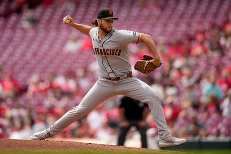 El pitcher de los Gigantes de San Francisco Landen Roupp lanza en la primera entrada ante los Rojos de Cincinnati el jueves 16 de abril del 2026. (AP Foto/Carolyn Kaster)