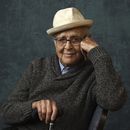 ARCHIVO - Norman Lear, productor ejecutivo de la serie de comedia One Day at a Time posa para un retrato en la gira de medios Winter Television Critics Association Press Tour el 13 de enero de 2020, en Pasadena, Calif. Lear, el guionista, director y productor que revolucionó la televisión en horario estelar con All in the Family, The Jeffersons y Maude, falleció el martes 5 de diciembre de 2023. Tenía 101 años. (Foto AP/Chris Pizzello, archivo)