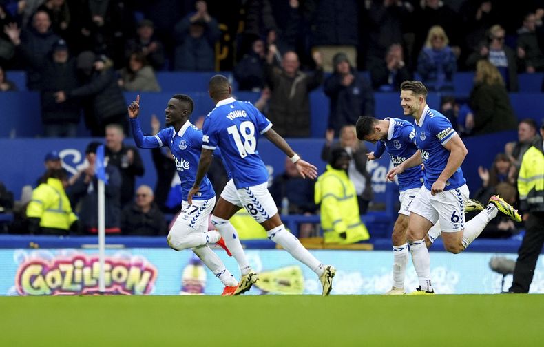 Idrissa Gueye celebra tras anotar el primer gol en el encuentro ante el Brentford en la Liga Premier el sábado 27 de abril del 2024. (Peter Byrne/PA via AP)