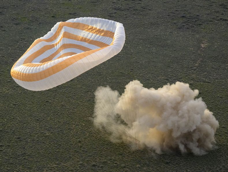 La nave espacial Soyuz MS-26 aterriza en una zona remota cerca de la localidad de Zhezkazgan, Kazajistán, con el astronauta de la NASA Don Pettit y los cosmonautas de Roscosmos Alexey Ovchinin e Ivan Vagner a bordo, el domingo 20 de abril de 2025. (Bill Ingalls/NASA via AP)