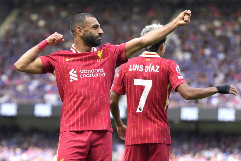 Mohamed Salah del Liverpool celebra tras anotar el segundo gol de su equipo en el el primer encuentro de la temporada de la Liga Premier ante Ipswich el sábado 17 de agosto del 2024. (AP Foto/Alastair Grant)