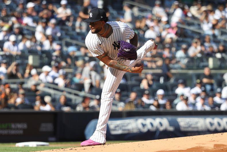 El dominicano Luis Gil, de los Yankees de Nueva York, lanza en el juego ante los Orioles de Baltimore, el domino 28 de septiembre de 2025 (AP Foto/Pamela Smith)