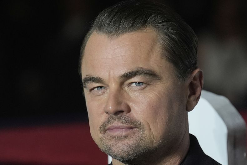 El actor Leonardo DiCaprio posa durante un evento de alfombra roja para la película “One Battle After Another” en la Ciudad de México, el jueves 18 de septiembre de 2025. (Foto AP/Marco Ugarte)