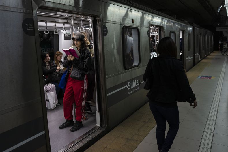 Un pasajero lee un libro dentro de un vagón de metro en Buenos Aires, Argentina, el viernes 7 de junio de 2024. El Instituto Nacional de Estadísticas y Censos de Argentina reportó el jueves 13 de junio que la inflación de mayo fue de 4,2%, la tasa mensual más baja en más de dos años. (AP Foto/Rodrigo Abd)