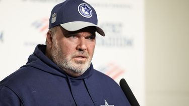 Mike McCarthy, entrenador en jefe de los Cowboys de Dallas, habla con la prensa tras el partido ante los Packers de Green Bay, el domingo 14 de enero de 2024 (AP Foto/Sam Hodde)