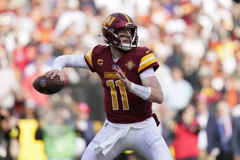 ARCHIVO - Foto del primero de enero del 2023, el quarterback de los Commanders de Washington Carson Wentz lanza el balón en el encuentro ante los Browns de Cleveland. El martes 7 de noviembre del 2023, Wentz firma con los Rams. (AP Foto/Patrick Semansky, Archivo)