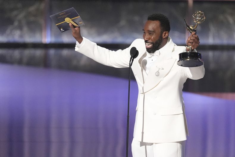 Tramell Tillman acepta el premio al mejor actor de reparto en una serie dramática por Severance durante los 77.os Premios Emmy el domingo 14 de septiembre de 2025 en el Teatro Peacock de Los Ángeles. (Foto AP/Chris Pizzello)