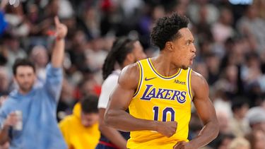 Collin Sexton, de los Lakers de Los Ángeles, festeja trsa encestar ante los Clippers de la misma ciudad el miércoles 28 de octubre de 2026 (AP Foto/Mark J. Terrill)