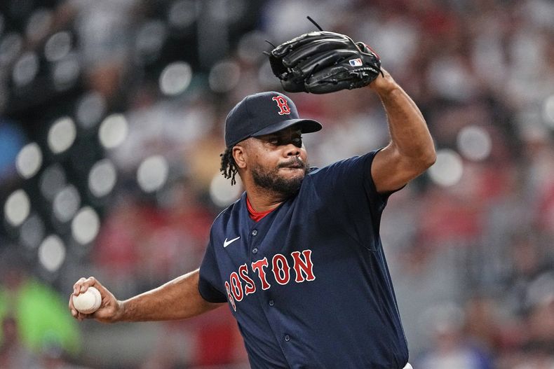 Kenley Jansen, taponero de los Medias Rojas de Boston, labora en el juego del miércoles 10 de mayo de 2023, ante los Bravos de Atlanta (AP Foto/John Bazemore)