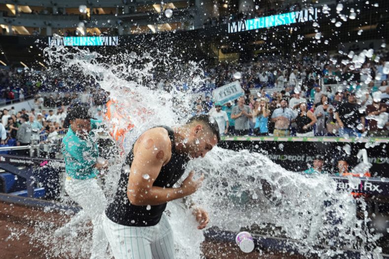 El dominicano Agustín Ramírez de los Marlins de Miami es bañado tras su jonrón de dos carreras para la victoria en la novena entrada ante los Dodgers de Los Ángeles el domingo 13 de septiembre del 2026. (AP Foto/Lynne Sladky)
