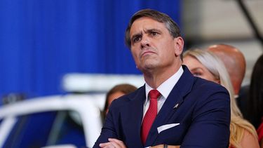 El secretario de Justicia de EEUU, Todd Blanche, escucha al presidente Donald Trump en el Centro David Mack para la Formación y la Inteligencia, el viernes 14 de agosto de 2026, en Garden City, Nueva York. (Foto AP/Julia Demaree Nikhinson)